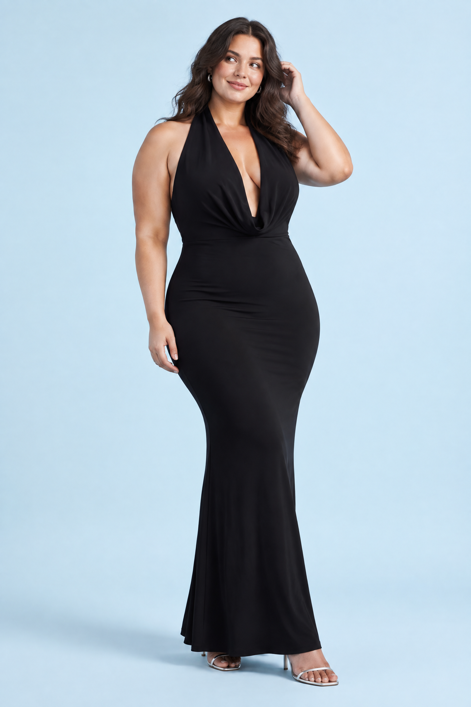 Robe longue noire dos nu à col bénitier, coupe sirène | Porté sur une silhouette plus ronde | Lounelle Paris