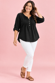 Blouse noire en coton à col rond et patte de boutonnage plissée | Porté sur une autre silhouette | Lounelle Paris