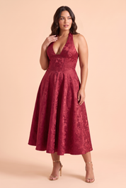 Robe midi jacquard à encolure dos nu bordeaux | Porté sur une autre silhouette | Lounelle Paris