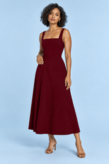 Abito midi bordeaux svasato con scollo quadrato e spalline sottili