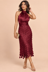 Abito midi in raso bordeaux con scollo all’americana e gonna a pannelli