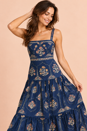Robe longue bleu marine fleurie à volants | Vue rapprochée | Lounelle Paris