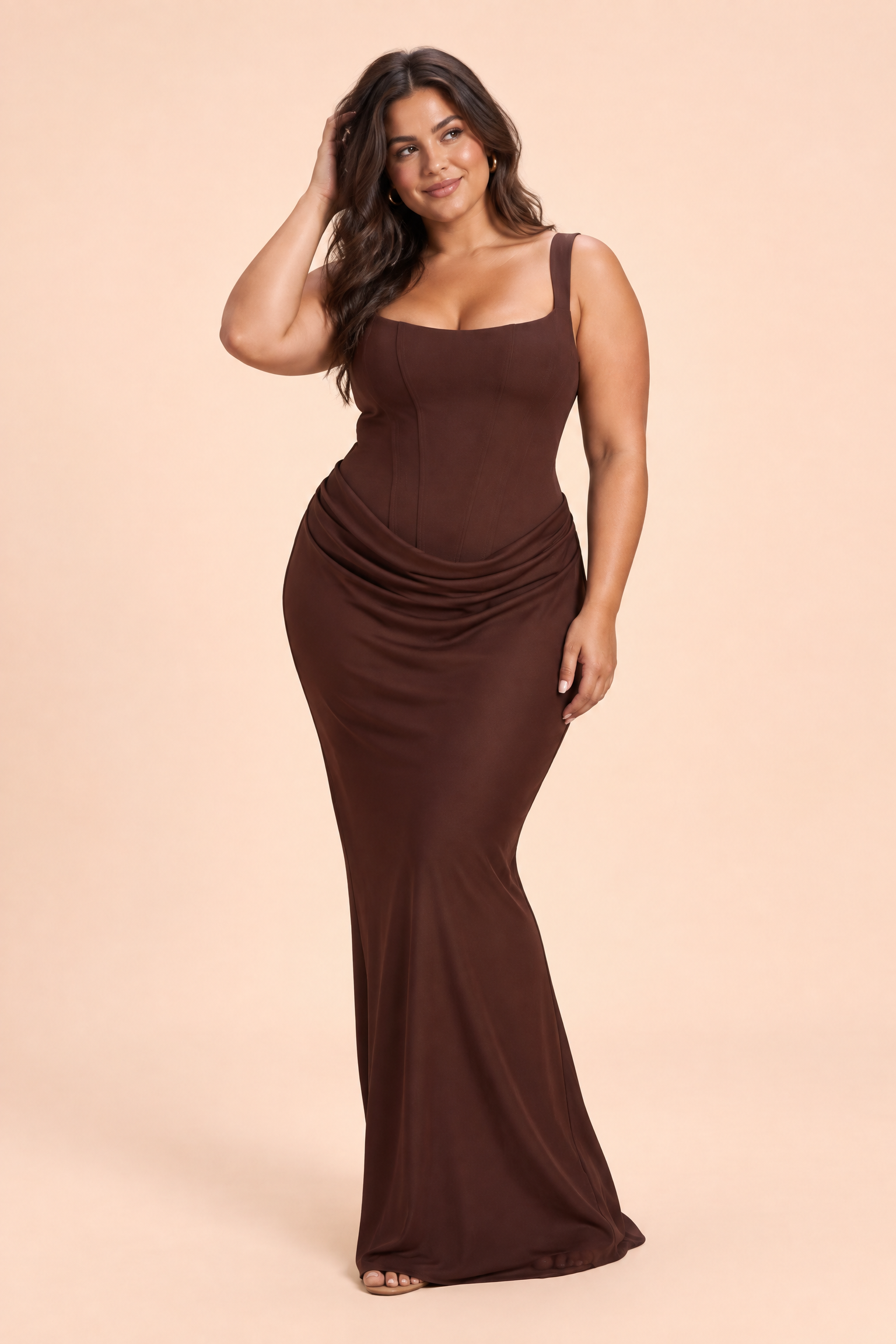 Robe longue marron froncée à encolure carrée | Porté sur une silhouette plus ronde | Lounelle Paris