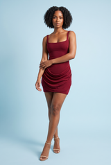 Abito bordeaux con corsetto e arricciature