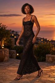 Robe midi moulante en dentelle noire | Deuxième photo lifestyle | Lounelle Paris