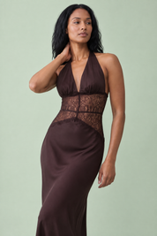 Robe longue marron foncé à encolure américaine et empiècement en dentelle | Vue rapprochée | Lounelle Paris