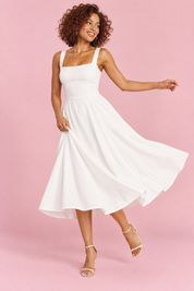 Robe midi blanche à fines bretelles et jupe ample | Vue en mouvement | Lounelle Paris