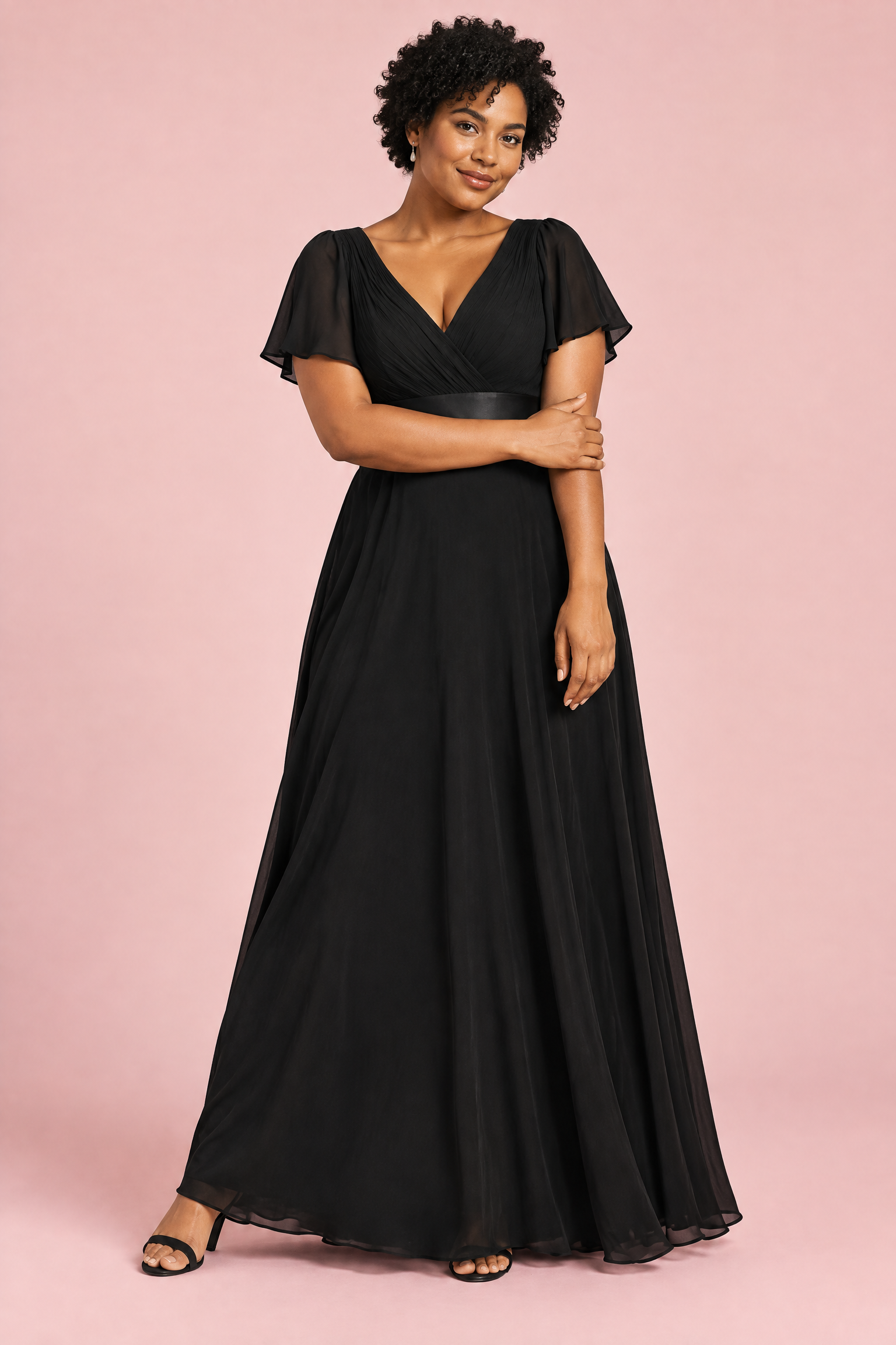 Robe longue plissée noire à col V | Porté sur une silhouette plus ronde | Lounelle Paris