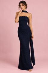 Abito lungo a fascia in pizzo blu scuro con dettaglio foulard