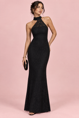 Abito lungo nero in pizzo con scollo all'americana asimmetrico e spacco