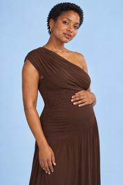 Robe longue de grossesse marron à encolure asymétrique et taille basse | Vue rapprochée | Lounelle Paris