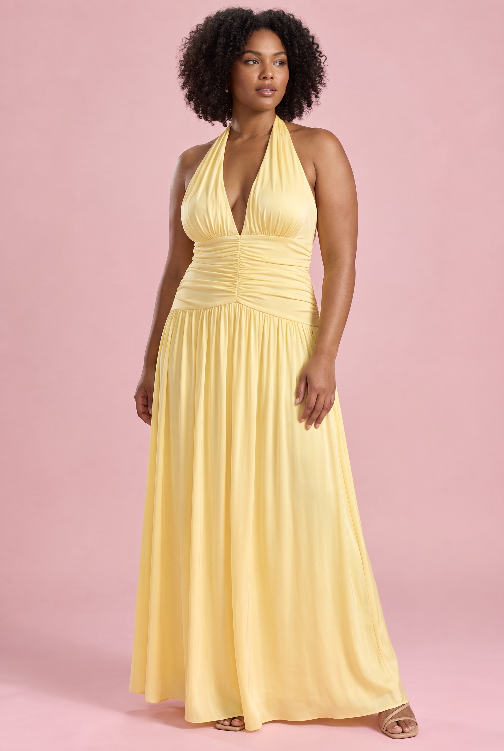 Robe longue jaune à décolleté plongeant et fronces | Porté sur une silhouette plus ronde | Lounelle Paris