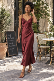 Robe nuisette longue bordeaux à dentelle | Photo lifestyle | Lounelle Paris
