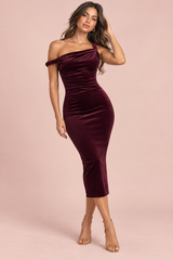 Abito maxi asimmetrico in velluto bordeaux con dettaglio twist