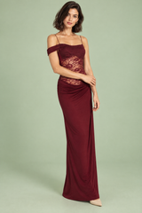 Abito lungo bordeaux con inserti in pizzo