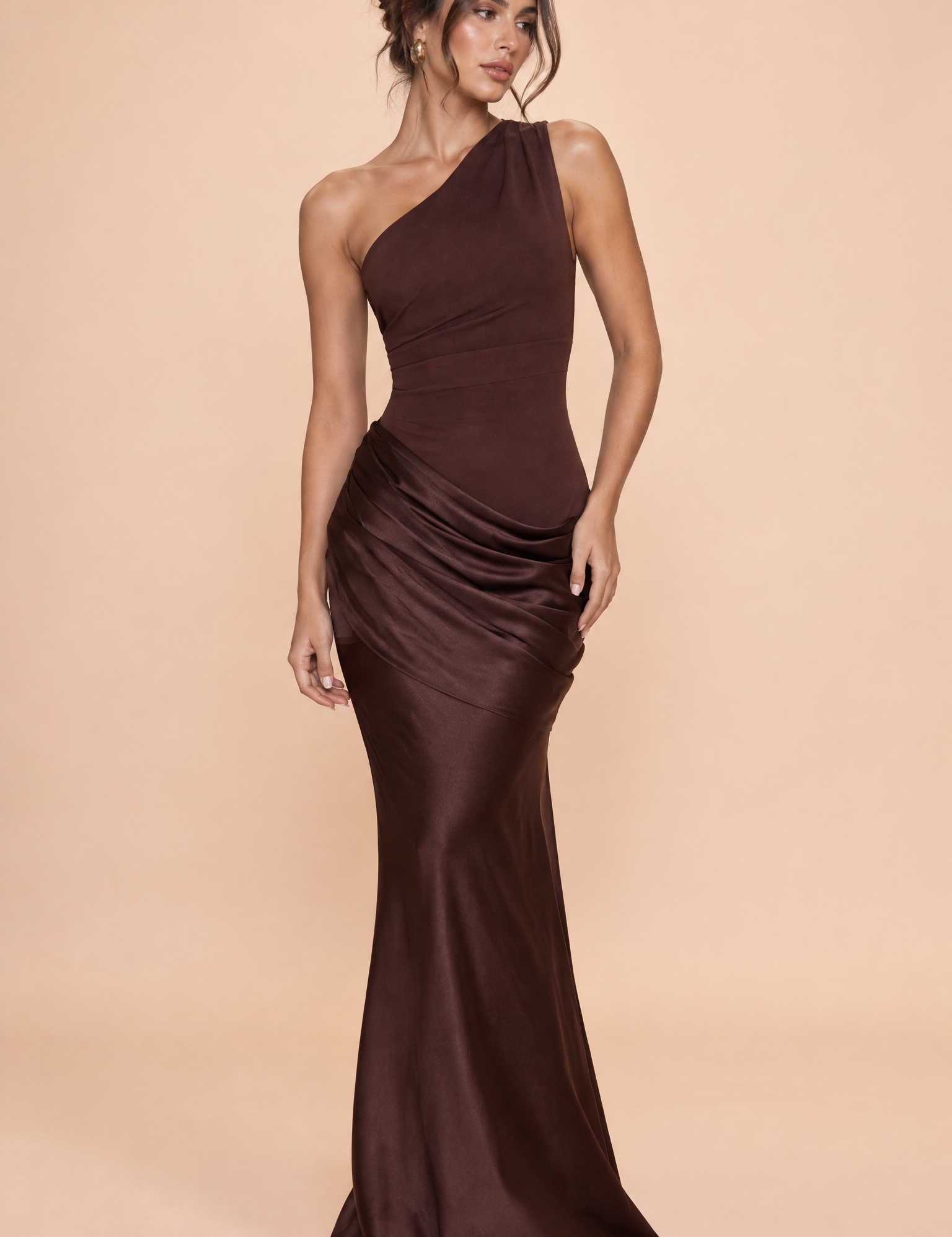 Robe longue marron asymétrique froncée | Vue de face | Lounelle Paris