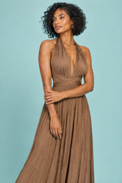 Robe longue portefeuille marron à col américain avec détail doré | Vue rapprochée | Lounelle Paris