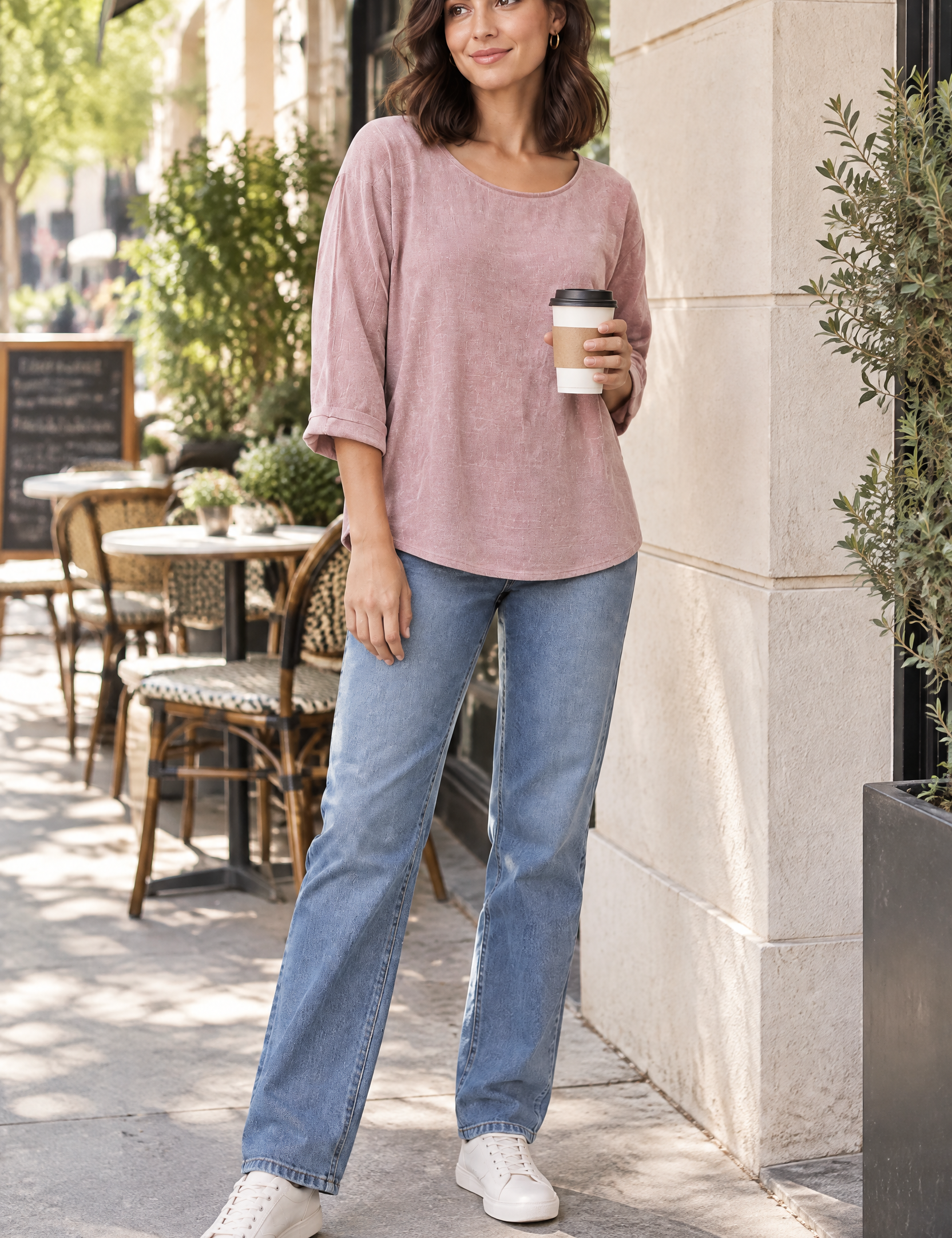 T-shirt rose poudré à manches trois-quarts, coupe décontractée | Photo lifestyle | Lounelle Paris