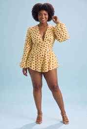 Combishort jaune à pois, col V et manches bouffantes | Porté sur une silhouette plus ronde | Lounelle Paris