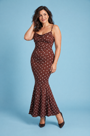 Robe longue sirène marron à pois et encolure drapée | Porté sur une autre silhouette | Lounelle Paris