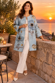 Manteau midi bleu clair à motifs floraux et perles | Deuxième photo lifestyle | Lounelle Paris