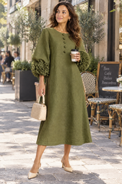 Robe midi vert olive coupe trapèze à manches bouffantes | Photo lifestyle | Lounelle Paris