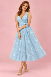 Robe midi fleurie bleu ciel à la coupe patineuse | Porté sur une autre silhouette | Lounelle Paris