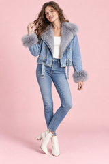 Giacca biker corta aderente in denim con collo in pelliccia