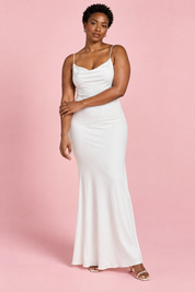 Robe longue blanche à col bénitier, dos nu et empiècement en dentelle | Porté sur une silhouette plus ronde | Lounelle Paris