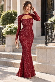 Robe longue en dentelle bordeaux à décolleté cœur | Photo lifestyle | Lounelle Paris