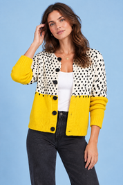 Cardigan jaune boutonné à col rond | Vue rapprochée | Lounelle Paris