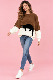 Pull oversize marron à motif chat | Vue en mouvement | Lounelle Paris