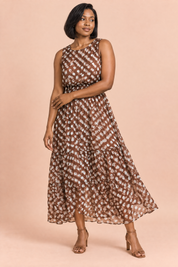 Robe longue marron café à pois avec col montant et détails drapés | Porté sur une autre silhouette | Lounelle Paris
