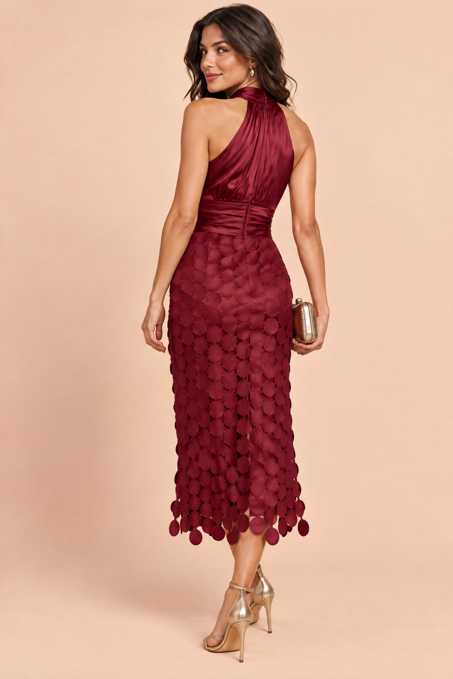 Robe midi bordeaux en satin à encolure américaine et jupe à panneaux | Vue de dos | Lounelle Paris