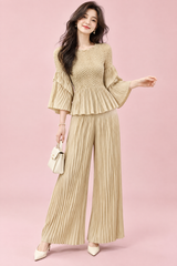 Completo beige plissettato con pantaloni a gamba larga