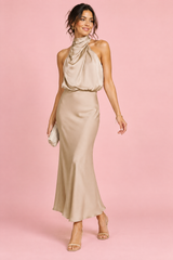 Abito midi beige linea ad A con scollo a foulard