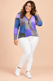 Haut violet zippé à imprimé patchwork | Porté sur une silhouette plus ronde | Lounelle Paris