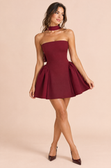 Mini abito bordeaux aderente e svasato con schiena scoperta