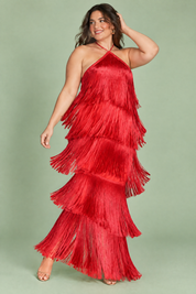 Robe longue rouge dos nu à franges superposées | Porté sur une silhouette plus ronde | Lounelle Paris