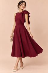 Abito midi bordeaux con scollo asimmetrico e manica a fiocco