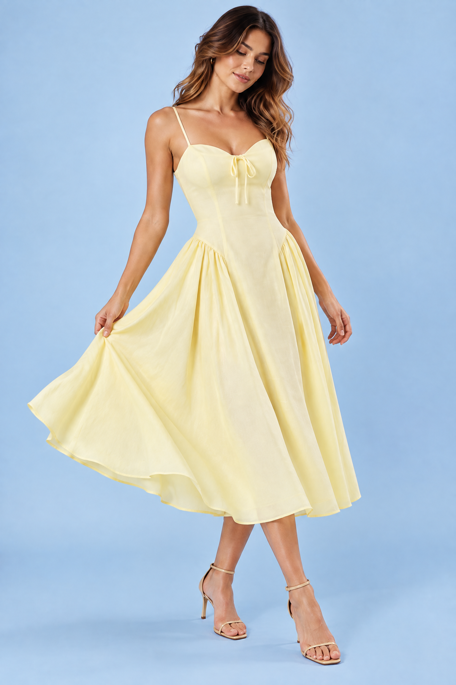 Robe midi jaune à imprimé floral, décolleté cœur et fronces | Vue en mouvement | Lounelle Paris