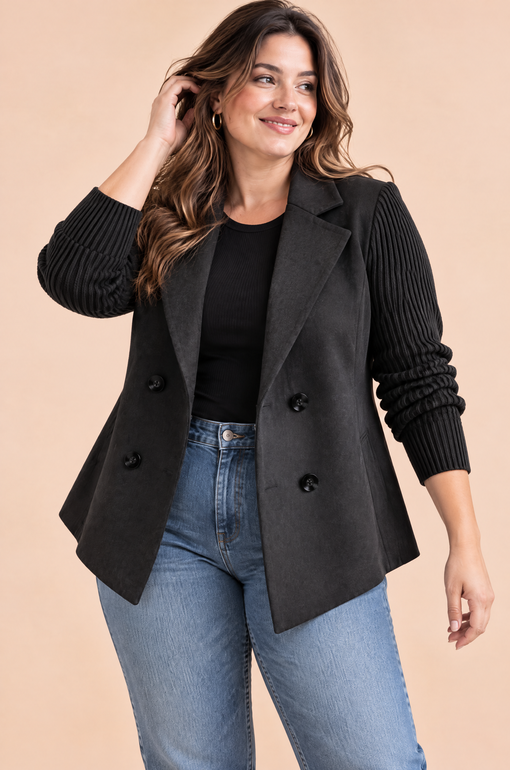 Blazer noir croisé à revers | Porté sur une silhouette plus ronde | Lounelle Paris