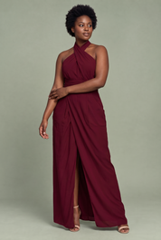 Robe longue bordeaux fendue à col américain | Porté sur une silhouette plus ronde | Lounelle Paris