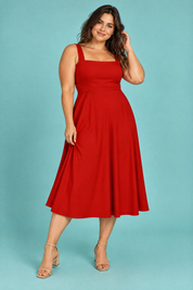 Robe midi rouge à fines bretelles et jupe ample | Porté sur une silhouette plus ronde | Lounelle Paris