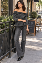 Blouse noire à épaules dénudées et basque | Photo lifestyle | Lounelle Paris