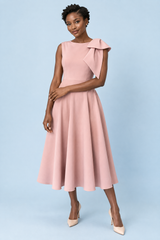 Abito midi rosa con scollo asimmetrico e manica a fiocco