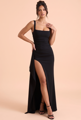 Abito lungo nero con scollo quadrato, schiena con profondo scollo e spacco laterale sulla coscia