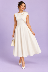 Abito midi bianco con scollo asimmetrico e manica a fiocco