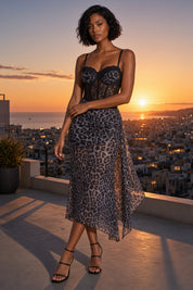 Robe longue en mesh à imprimé léopard, décolleté en V et fente haute devant — Gris | Deuxième photo lifestyle | Lounelle Paris