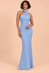 Abito lungo azzurro cielo in pizzo con scollo all'americana asimmetrico e spacco